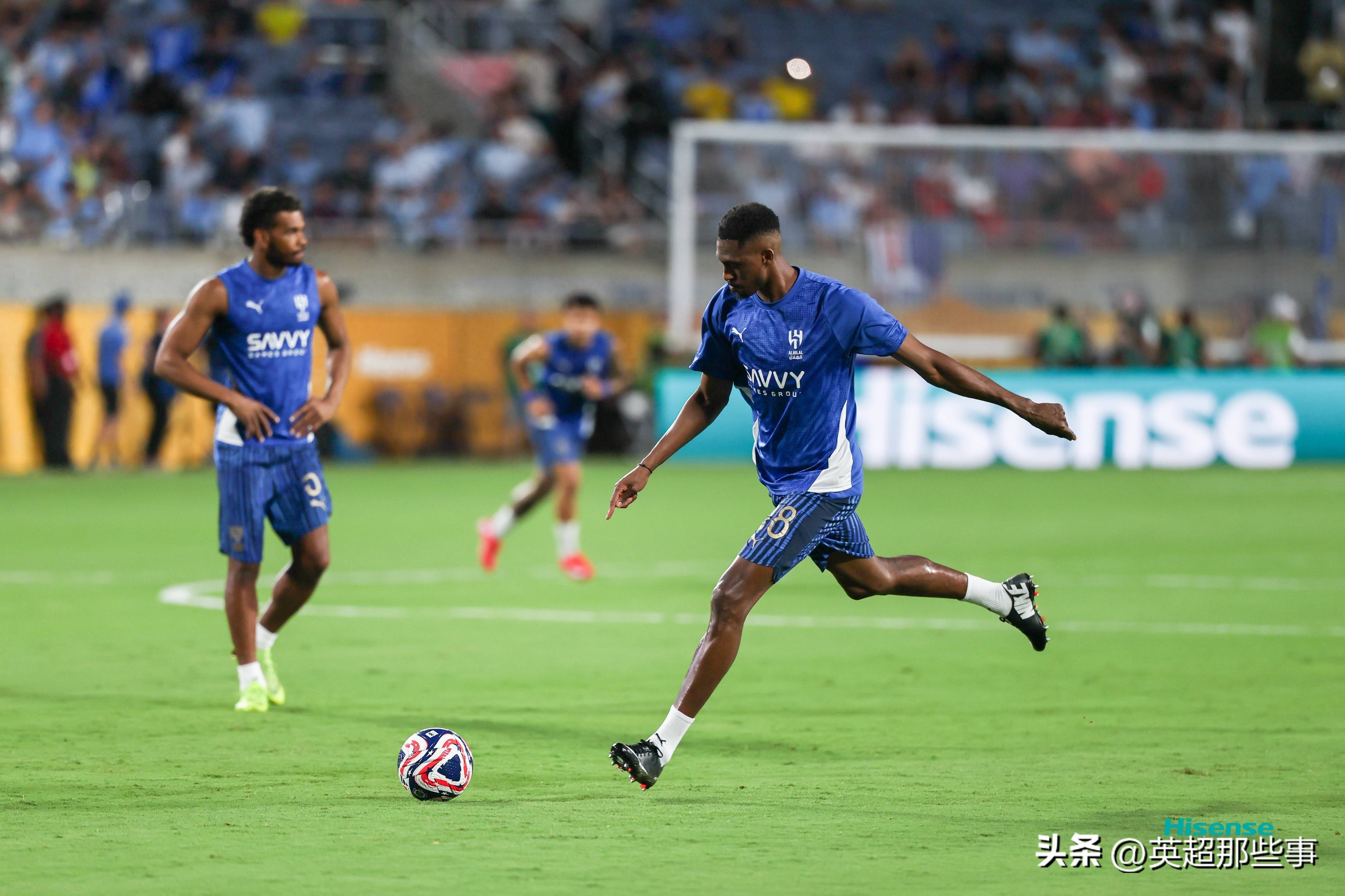 英超四强战对决在即！利雅得新月演练定位球，纽约尼克斯密集防守应对的简单介绍